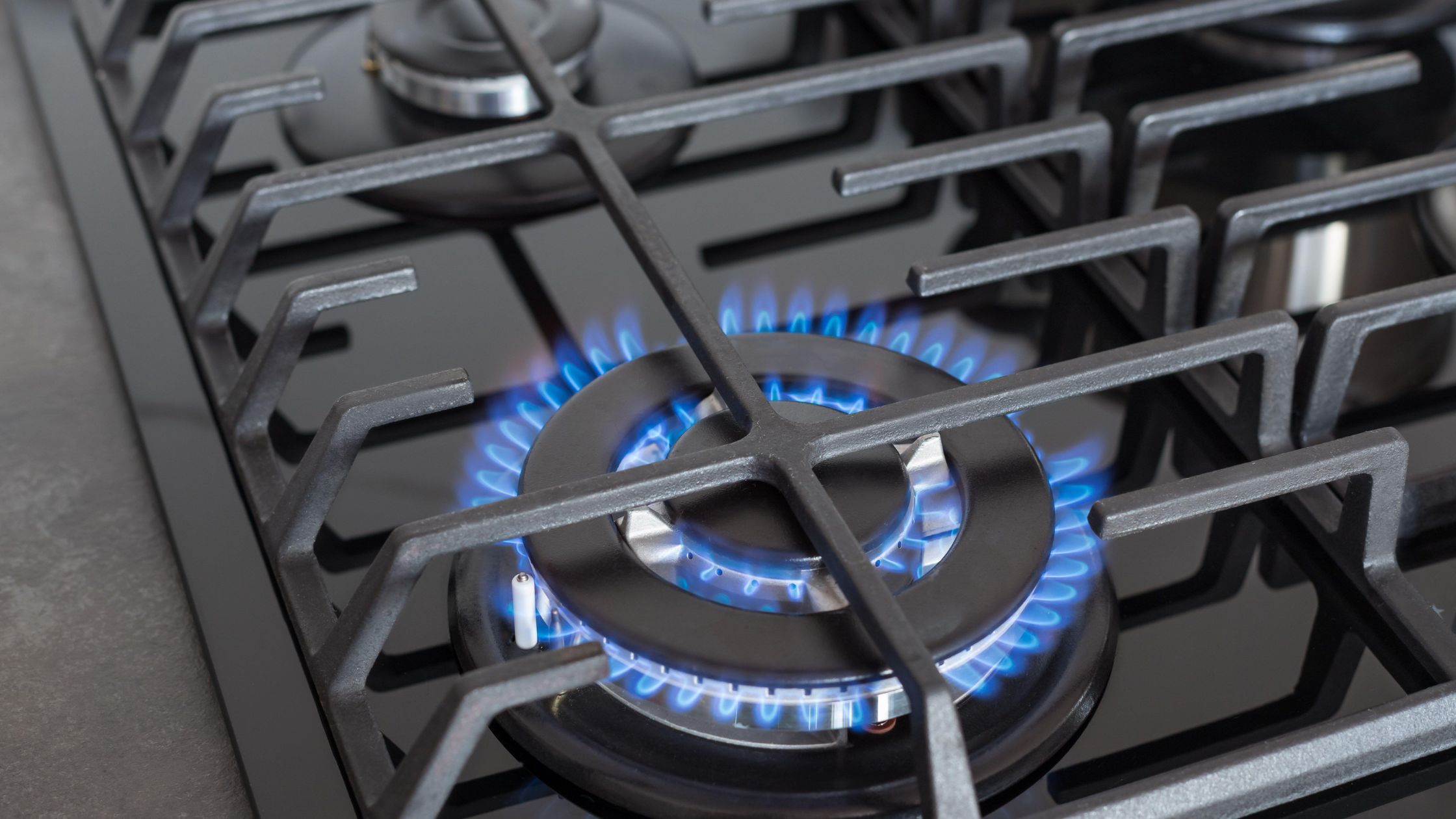 Piano cottura visto dall’alto con un solo fornello acceso. Simbolo visivo della teoria dei quattro fuochi: scegliere dove concentrare l’energia nella vita